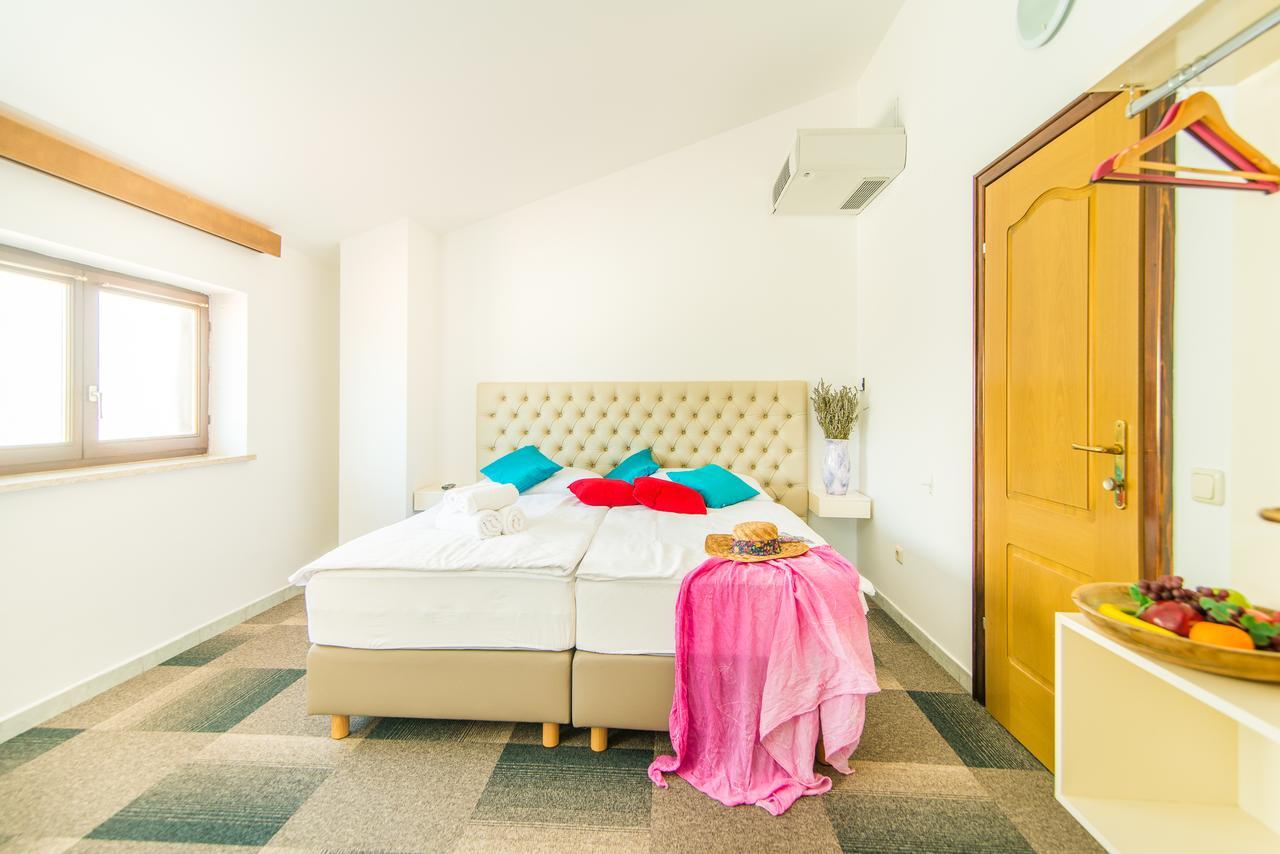 Hotel Villa Върсар Екстериор снимка